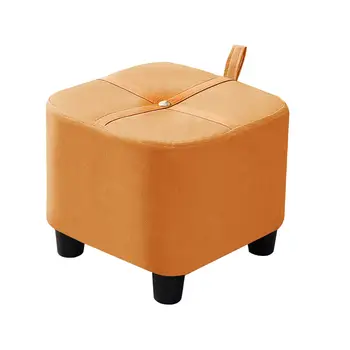 Маленький табурет, удобная мягкая легкая скамеечка для ног в ванной комнате отеля во внутреннем дворике